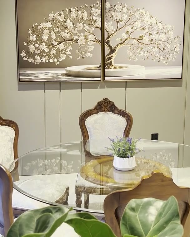 Sala de jantar com mesa redonda de tampo de vidro, cadeiras clássicas e painel ripado