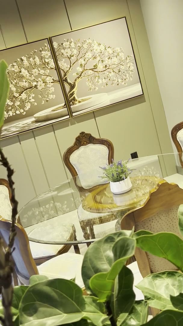 Sala de jantar residencial com mesa de vidro e cadeiras clássicas